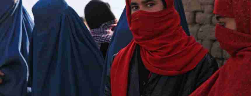 I talebani vietano alle donne di lavorare nelle ONG in Afghanistan afghanistan girl 860x330