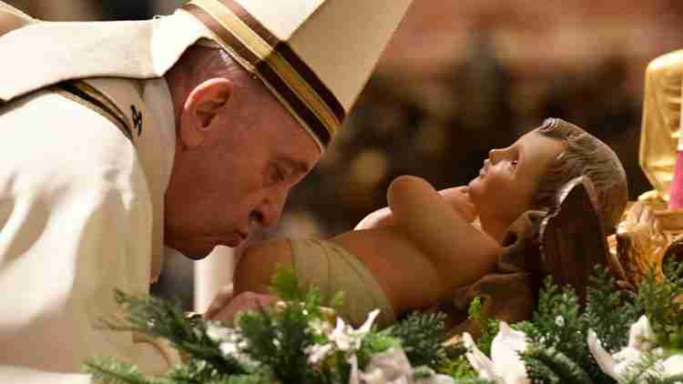Ritorno alla normalità, il Papa celebra la messa di Natale tra i fedeli papa francesco