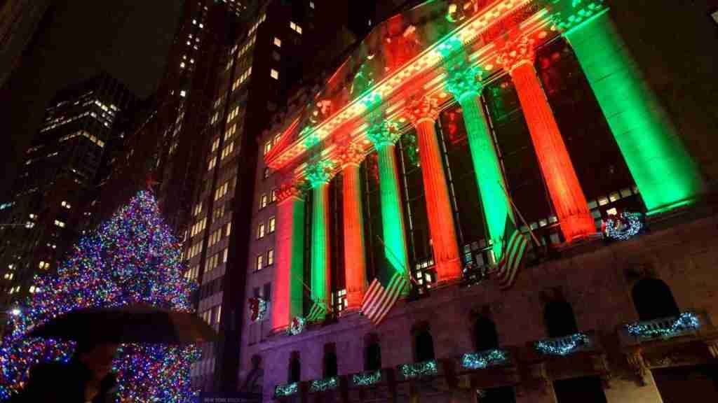 Natale anche a Wall Street; borse in rialzo sull’energia wall street a natale 1024x576
