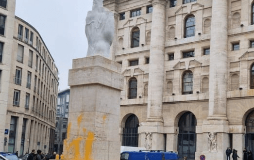 Attivisti del clima Attivisti di Ultima Generazione imbrattano il “Dito Medio” a Milano (IL VIDEO) Dito medio imbrattato 523x330