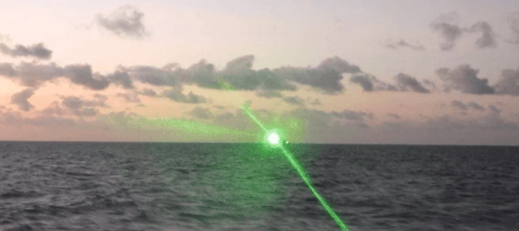 Le armi laser non sono più solo un’idea futuristica dei film di fantascienza Armi laser raggio che colpisce una nave 739x330