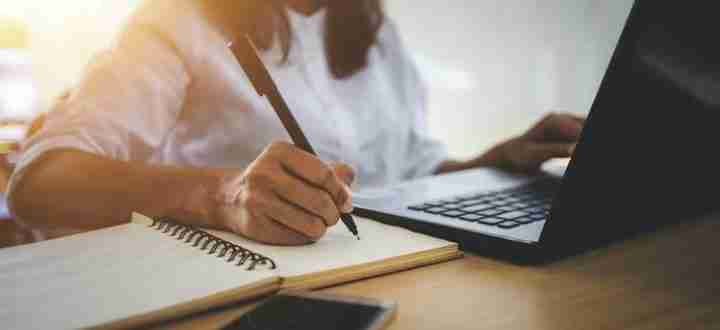 parole, SEO, ottimizzazione, motore di ricerca, contenuti, web, link building, strategia, keywords, analisi, competitor, ranking, posizionamento, backlink, traffico, utenti, conversioni, sito, internet, marketing, digitale. I vantaggi del training online per migliorare le tue competenze corsi online 720x330