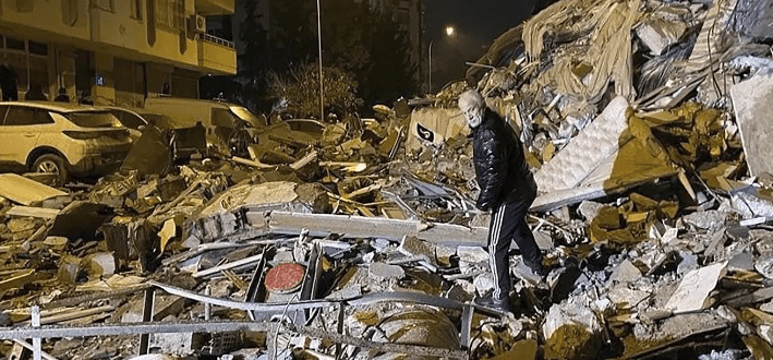 Sale a 2.650 il bilancio delle vittime del terremoto in Turchia (I VIDEO DEI PRIMI CROLLI, IMMAGINI FORTI) terremoto in Turchia i video dei crolli 709x330