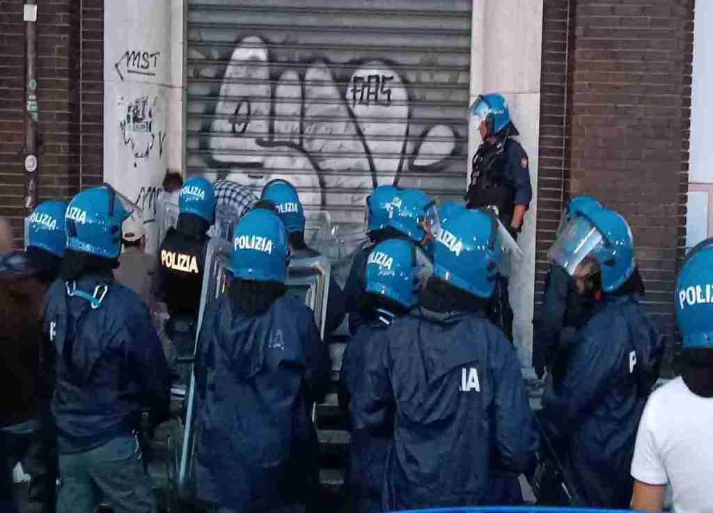 Milano, la giunta Sala svende i suoi cittadini in difficoltà: sgombero di migranti regolari per costruire moschea sgombero ex bagni via esterle milano 1024x737