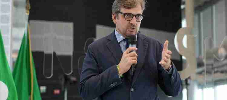 Guido Guidesi parla al microfono dell'allarme costi energia in Lombardia costi dell’energia in lombardia Costi dell’energia in Lombardia è allarme così ci fermiamo Guidesi 750x330