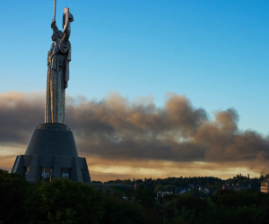 Attacchi russi in Ucraina, Mosca annuncia l’escalation dopo le frasi di Zelensky
