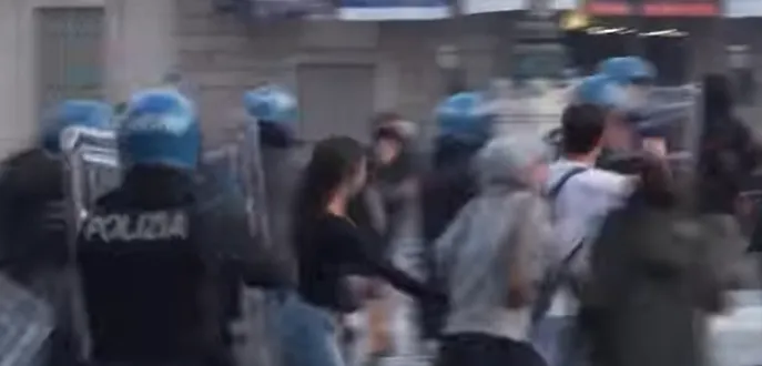 Scontri tra la polizia in tenuta antisommossa e gruppi violenti in centro a Milano genitori in questura Genitori in questura a Milano, l’attesa dopo le devastazioni in centro genetori in questura a milano 687x330