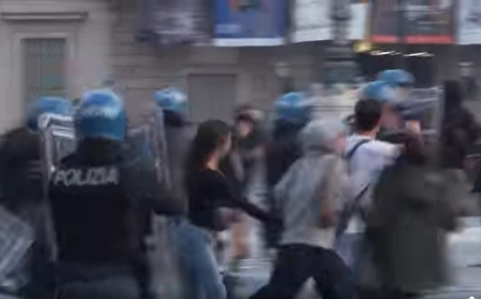 Scontri tra la polizia in tenuta antisommossa e gruppi violenti in centro a Milano genitori in questura Genitori in questura a Milano, l’attesa dopo le devastazioni in centro genetori in questura a milano