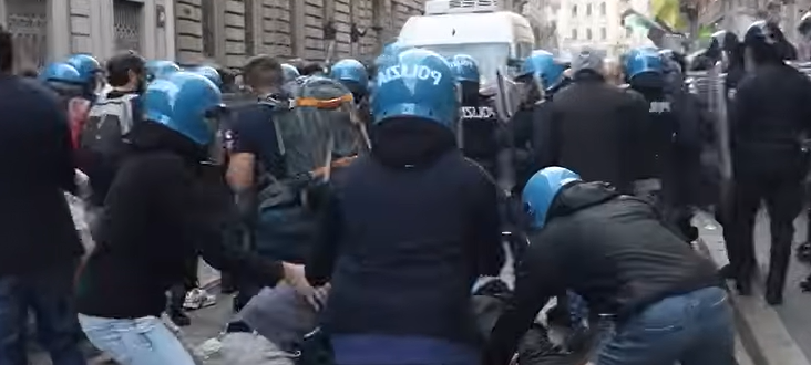 Agenti in tenuta antisommossa arrestano un manifestante militari a milano Militari a Milano: cosa cambia e Como è nel mirino? guerriglia urbana a milano 732x330