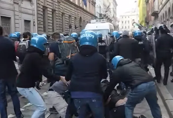 guerriglia-urbana-a-milano guerriglia-urbana-a-milano Agenti in tenuta antisommossa arrestano un manifestante militari a milano Militari a Milano: cosa cambia e Como è nel mirino? guerriglia urbana a milano