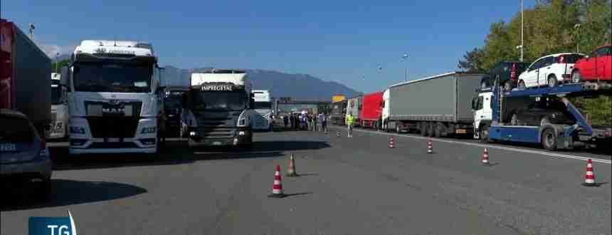Protesta autotrasportatori protesta dei tir Protesta dei tir: 5 ragioni decisive dietro i blocchi maxresdefault 7 860x330