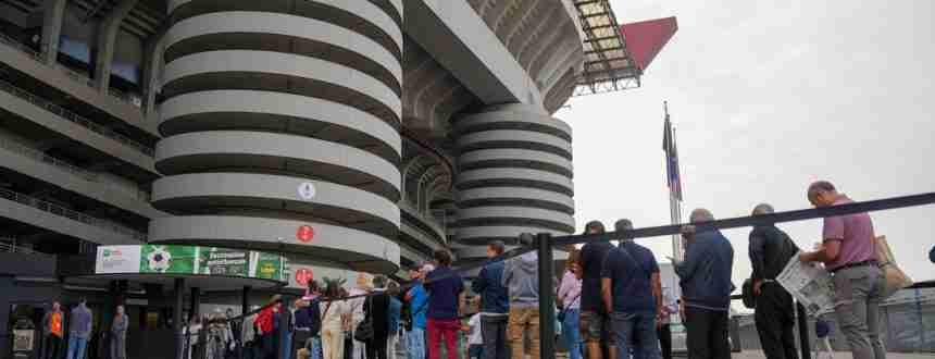 Open Day vaccinale San Siro coda di persone davanti all'ingresso dello stadio San Siro open day vaccinale san siro Open Day vaccinale San Siro, 1.306 vaccinati e 2.254 somministrazioni open day san siro 2026 coda 860x330