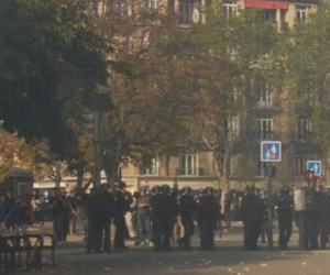 In Francia studenti in piazza si scontrano con la polizia proteste in francia Proteste in Francia, gilet gialli e studenti scendono in piazza insieme proteste in Francia 300x250